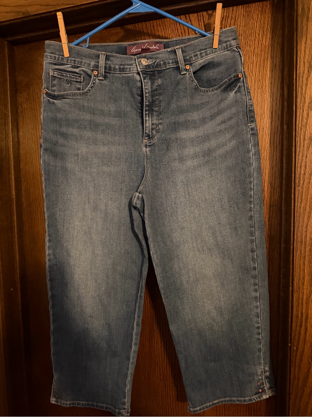 Gloria Vanderbilt Medium Blue Capris Jeans